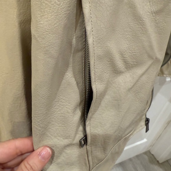 GUESS Men's Beige Jacket with Dark Hood - Picture 5 of 11